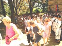 Foto im Kirchhof bei Eingang zum Gottesdienst-min