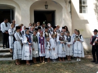 Foto vor dem Eingang der Kirche in Alzen-min