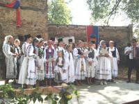 Gruppenbild beim Singen im Kirchhof-min