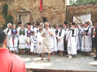 Foto Chor mit Rednerin Irmgard Sedler-min