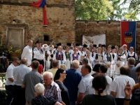 Foto Chor mit Rednern im Kirchhof-min