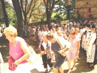 Foto im Kirchhof bei Eingang zum Gottesdienst-min