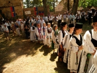 Foto im Kirchhof mit der Jugend-min